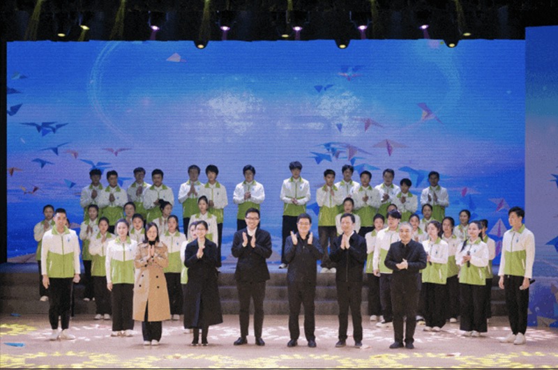 ��ϯ�I(l��ng)��(d��o)��ͬ�l(f��)�����Ҹ�������־Ը�߅f(xi��)��(hu��)��(hu��)�衶С�۴��(��i)��